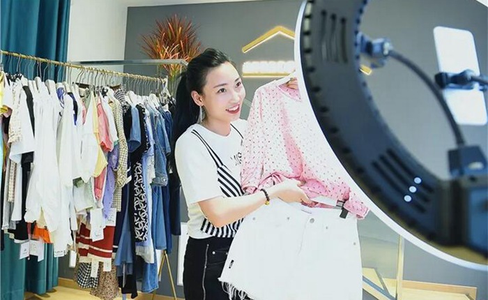 颜月服饰